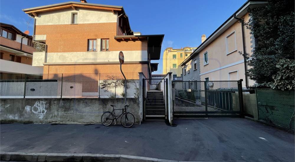 STABILE ESTERNO