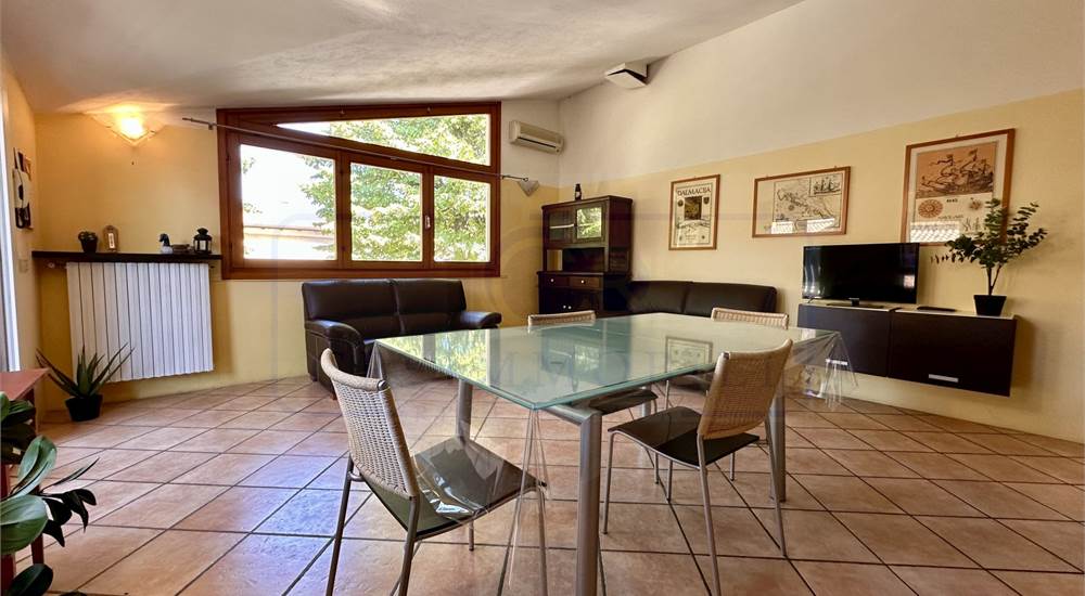 SOGGIORNO CON CUCINA A VISTA