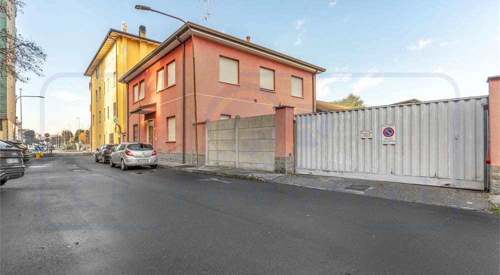 INTERO COMPLESSO SU TERRENO EDIFICABILE