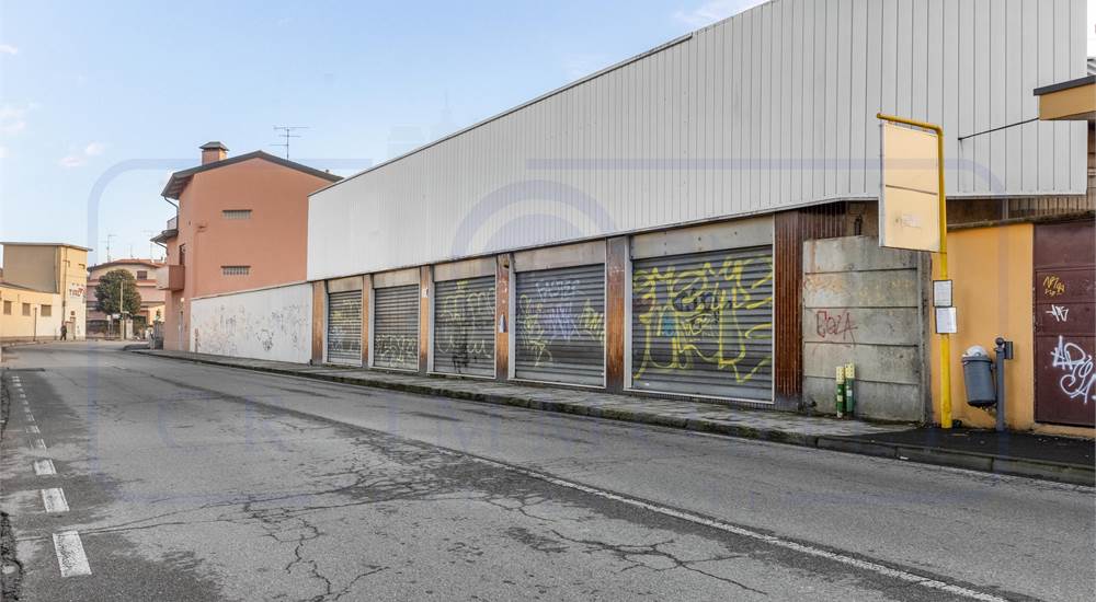INTERO COMPLESSO SU TERRENO EDIFICABILE