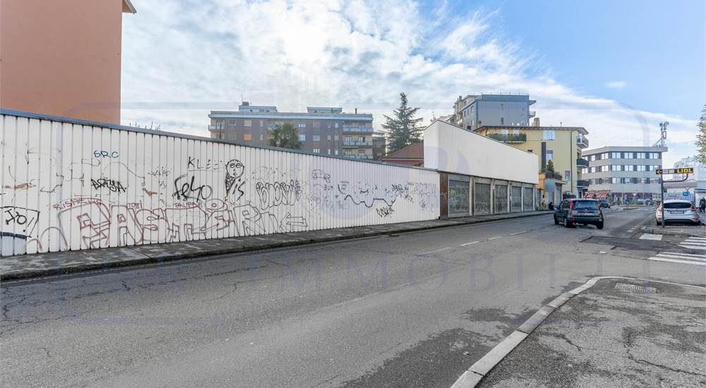INTERO COMPLESSO SU TERRENO EDIFICABILE