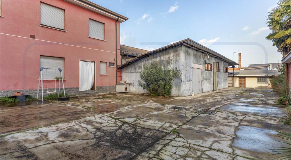 INTERO COMPLESSO SU TERRENO EDIFICABILE