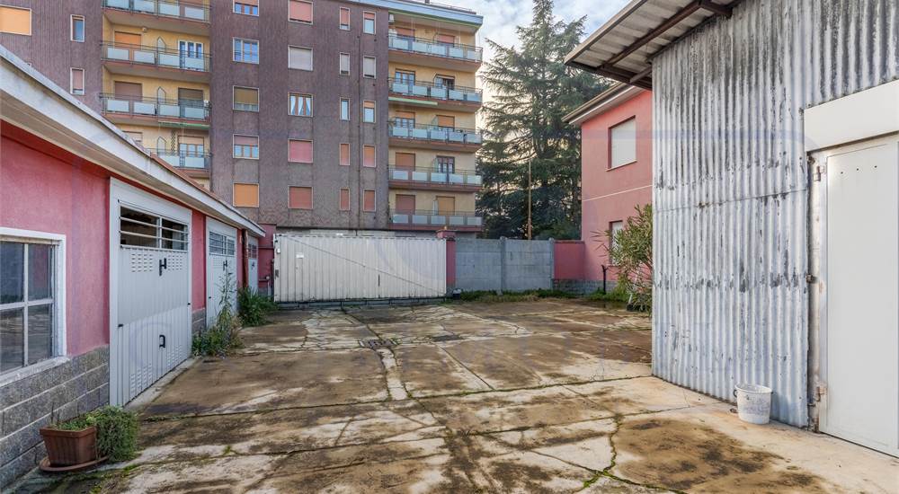 INTERO COMPLESSO SU TERRENO EDIFICABILE