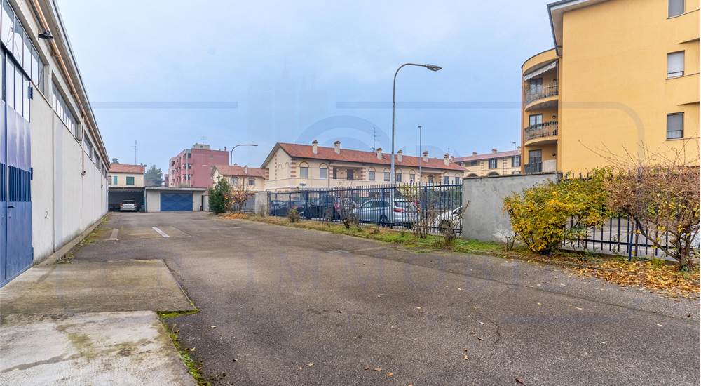 CAPANNONE CON AREA CORTILIZIA E ABITAZIONE