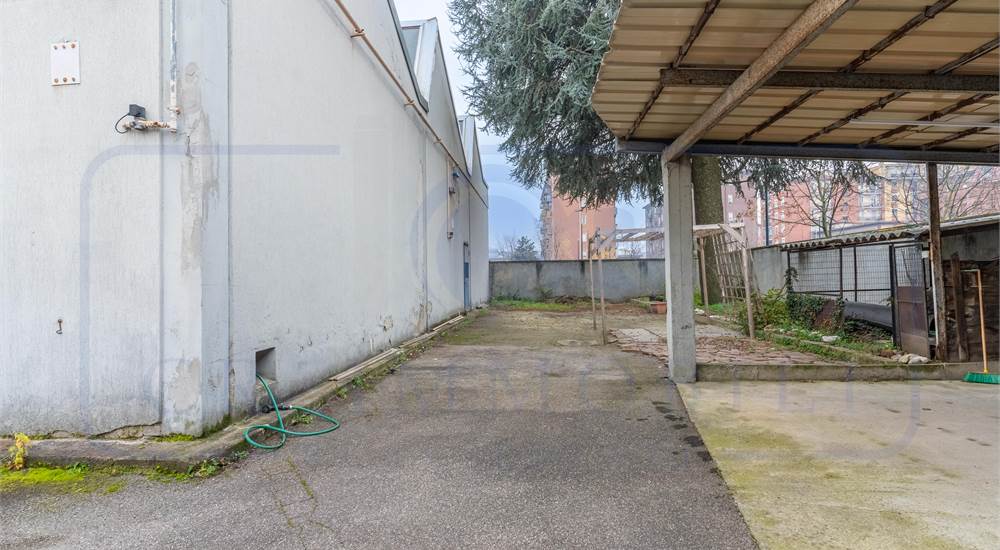 CAPANNONE CON AREA CORTILIZIA E ABITAZIONE