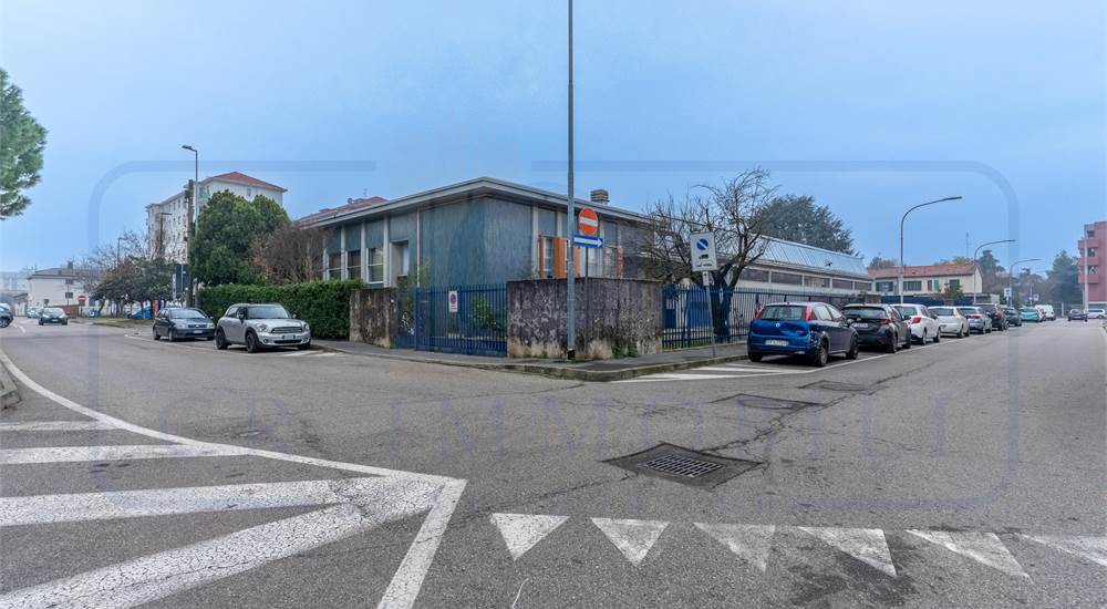CAPANNONE CON AREA CORTILIZIA E ABITAZIONE