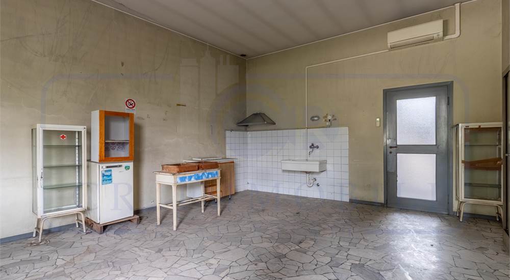 CAPANNONE CON AREA CORTILIZIA E ABITAZIONE