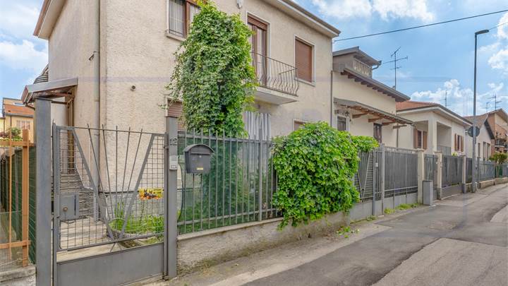 TRILOCALE IN BIFAMILIARE