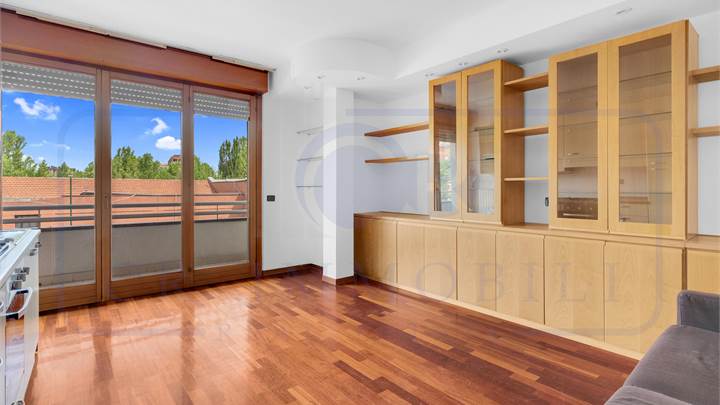AMPIO TRILOCALE CON DUE TERRAZZINI CANTINA E BOX