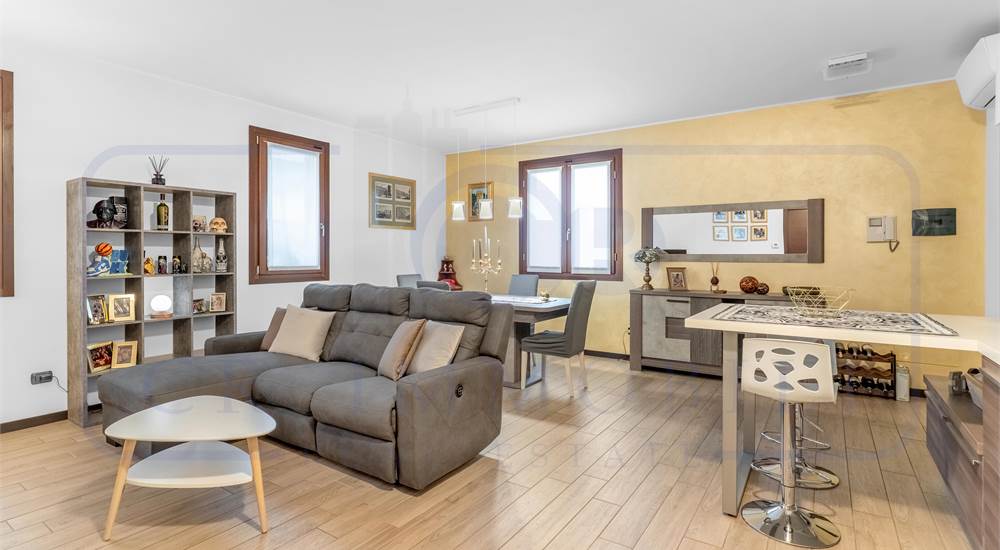 AMPIO SOGGIORNO CON CUCINA A VISTA