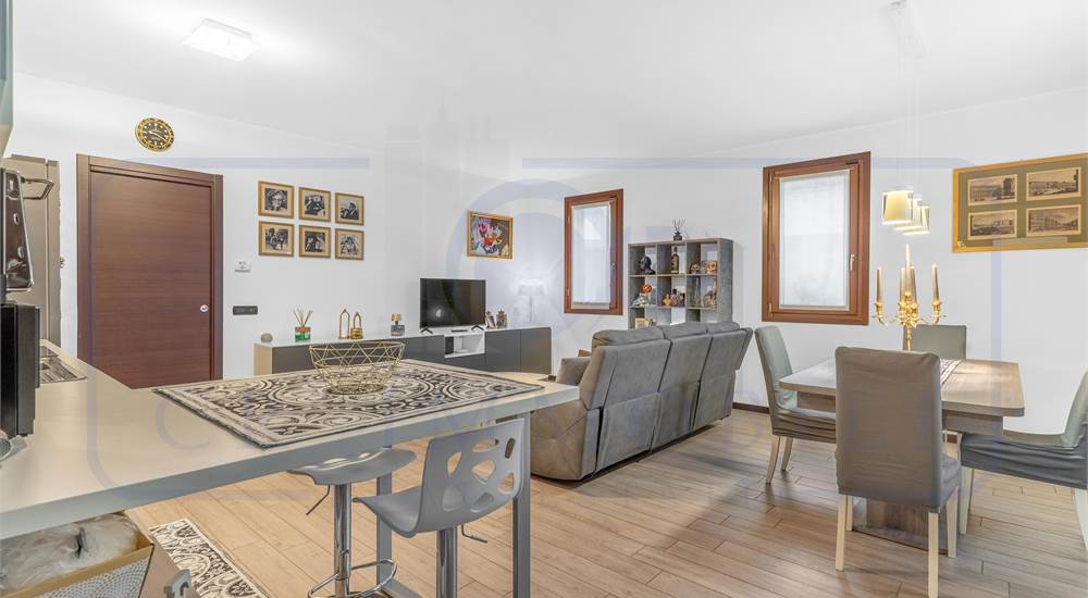 AMPIO SOGGIORNO CON CUCINA A VISTA