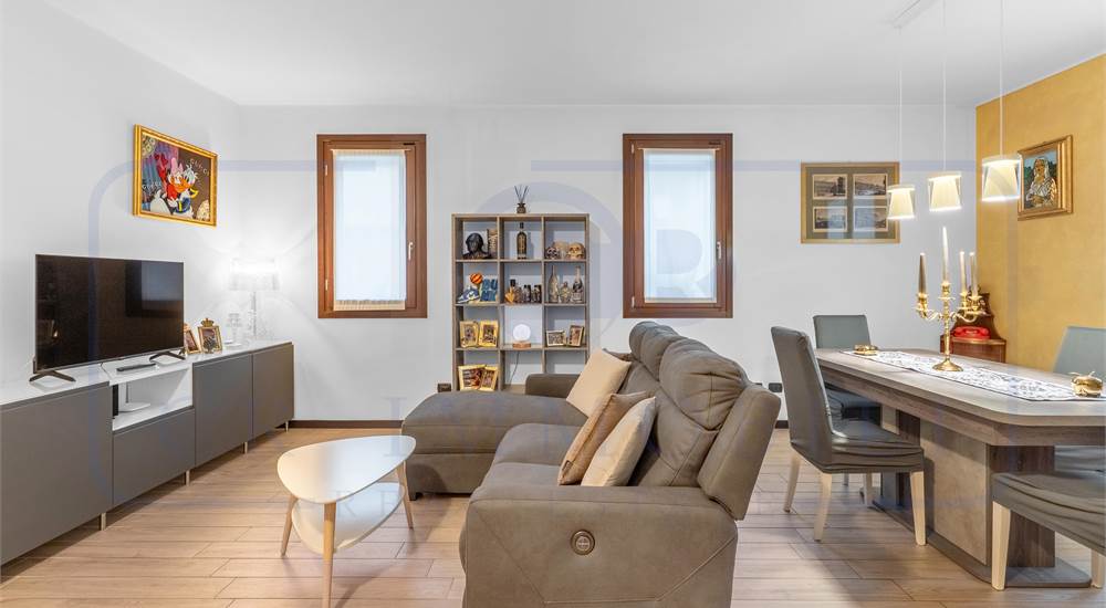 AMPIO SOGGIORNO CON CUCINA A VISTA