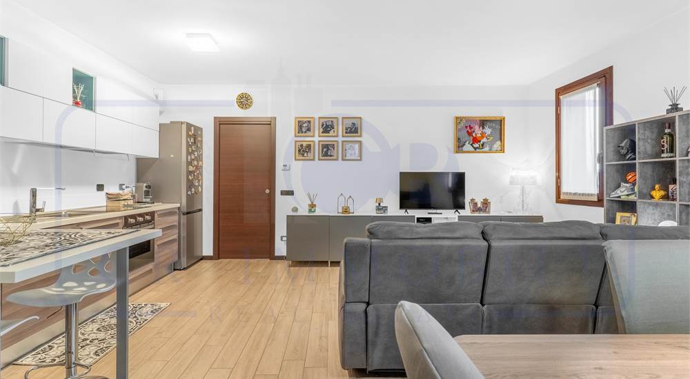 AMPIO SOGGIORNO CON CUCINA A VISTA