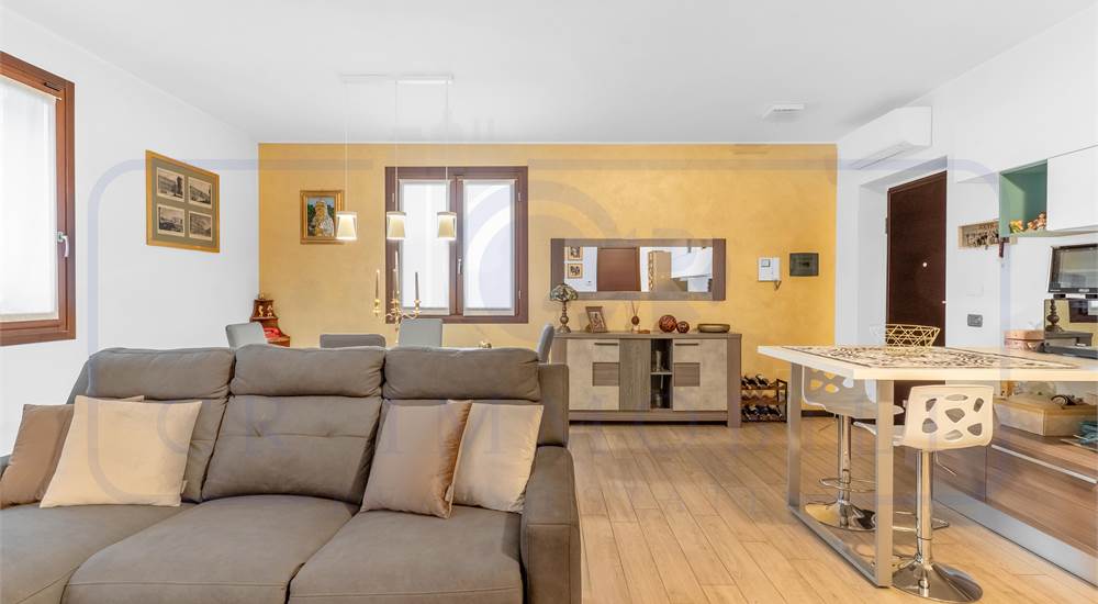 AMPIO SOGGIORNO CON CUCINA A VISTA