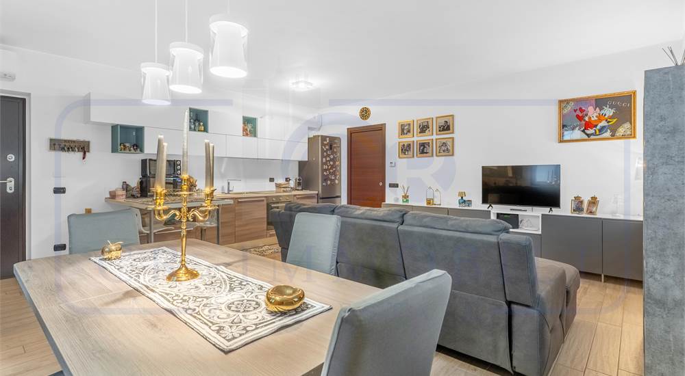 AMPIO SOGGIORNO CON CUCINA A VISTA