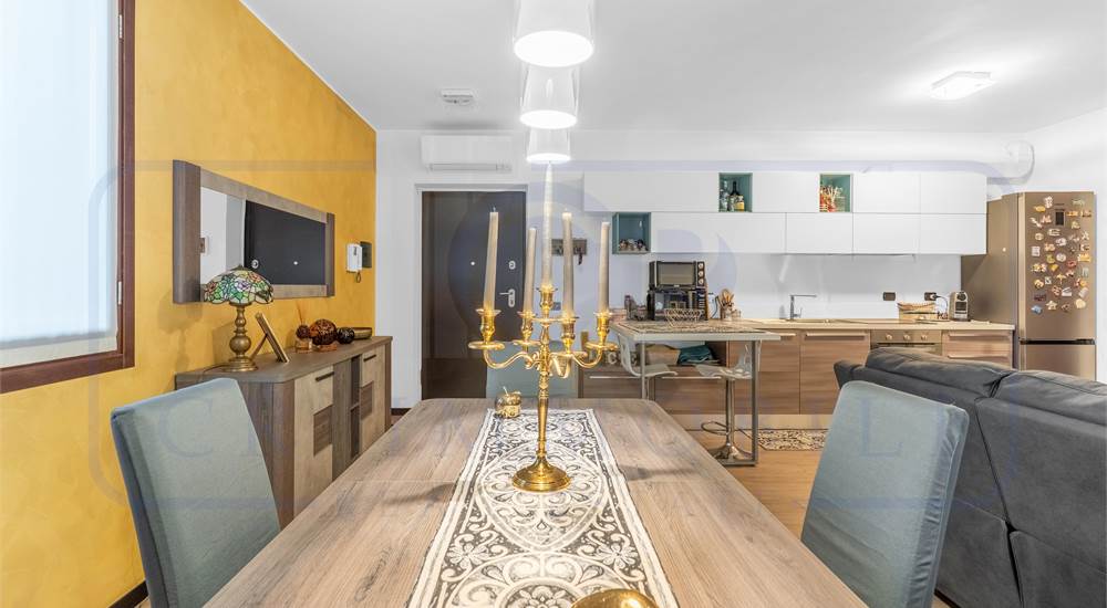 AMPIO SOGGIORNO CON CUCINA A VISTA