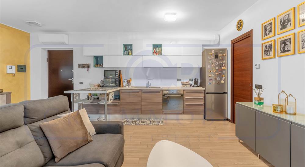 AMPIO SOGGIORNO CON CUCINA A VISTA