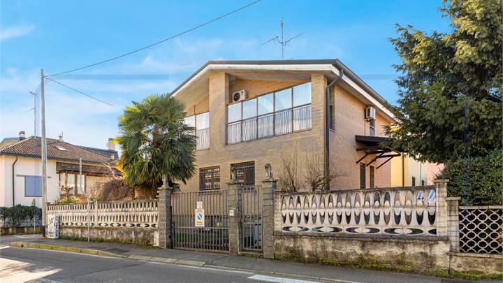 APPARTAMENTO IN VILLA BIFAMILIARE CON GIARDINO PRIVATO