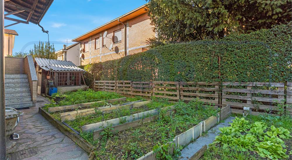 APPARTAMENTO IN VILLA BIFAMILIARE CON GIARDINO