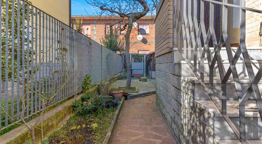 APPARTAMENTO IN VILLA BIFAMILIARE CON GIARDINO