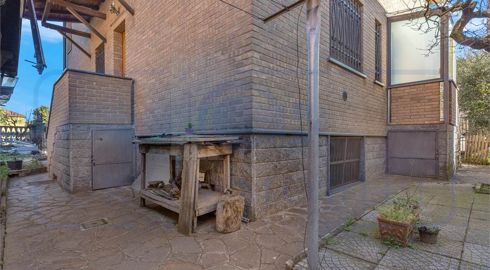 APPARTAMENTO IN VILLA BIFAMILIARE CON GIARDINO