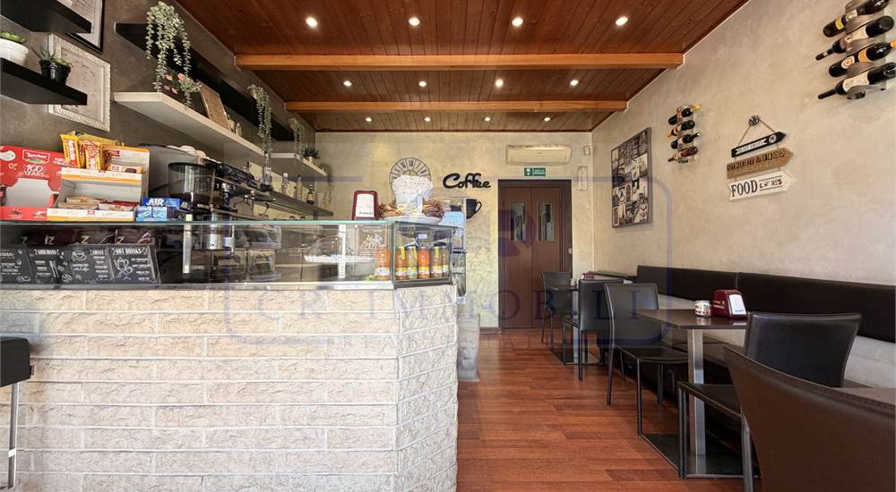 NEGOZIO CON BAR TAVOLA FREDDA