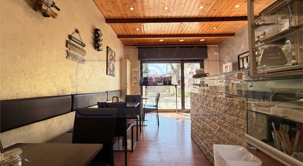 NEGOZIO CON BAR TAVOLA FREDDA