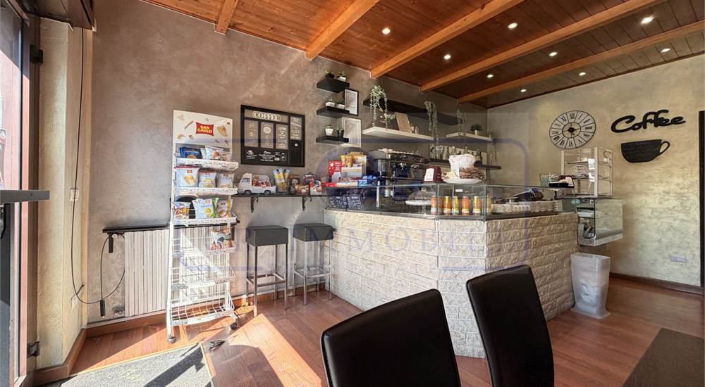 NEGOZIO CON BAR TAVOLA FREDDA