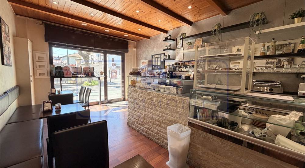 NEGOZIO CON BAR TAVOLA FREDDA