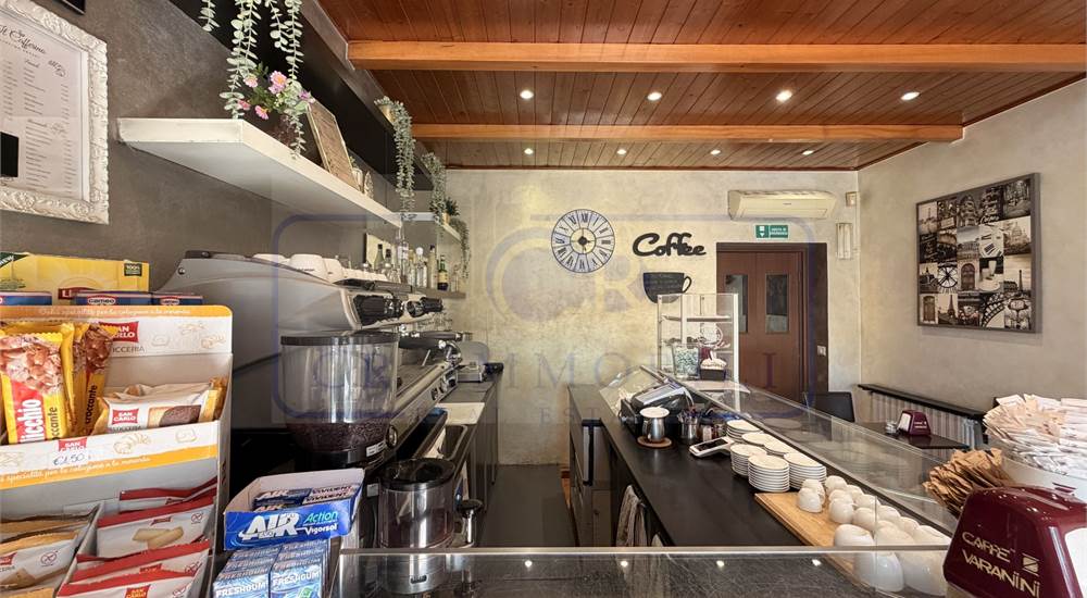 NEGOZIO CON BAR TAVOLA FREDDA