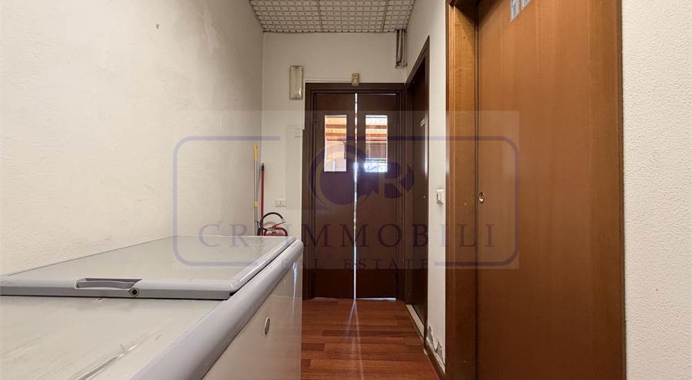 NEGOZIO CON BAR TAVOLA FREDDA