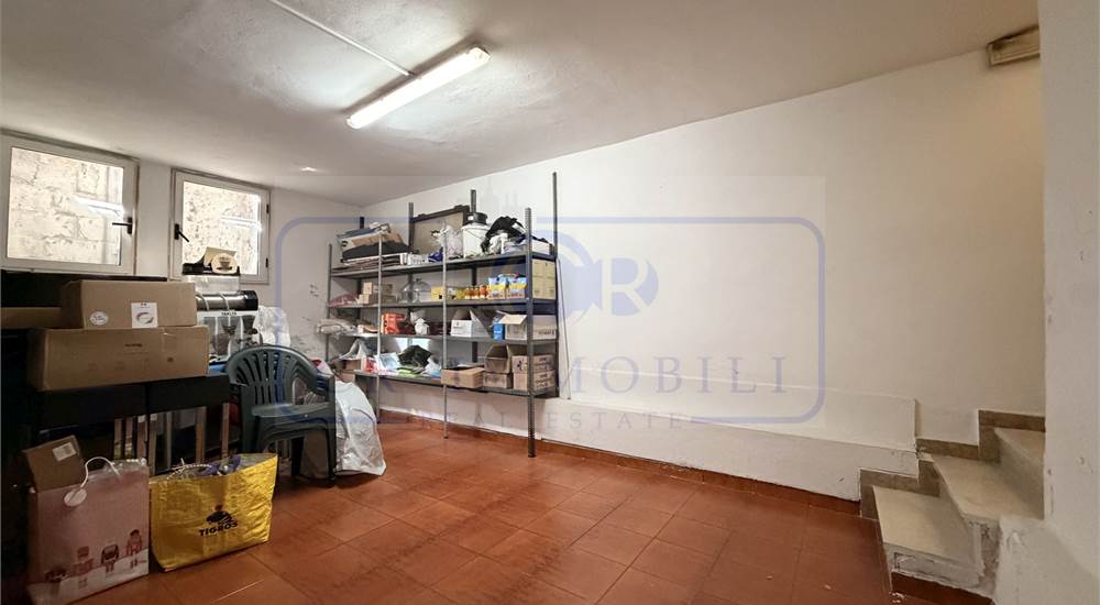 NEGOZIO CON BAR TAVOLA FREDDA