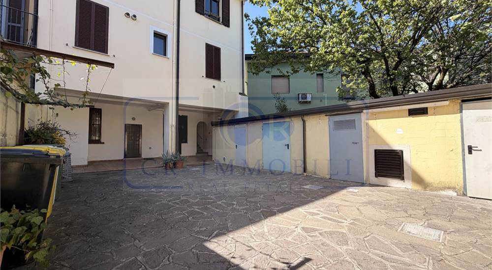 NEGOZIO CON BAR TAVOLA FREDDA