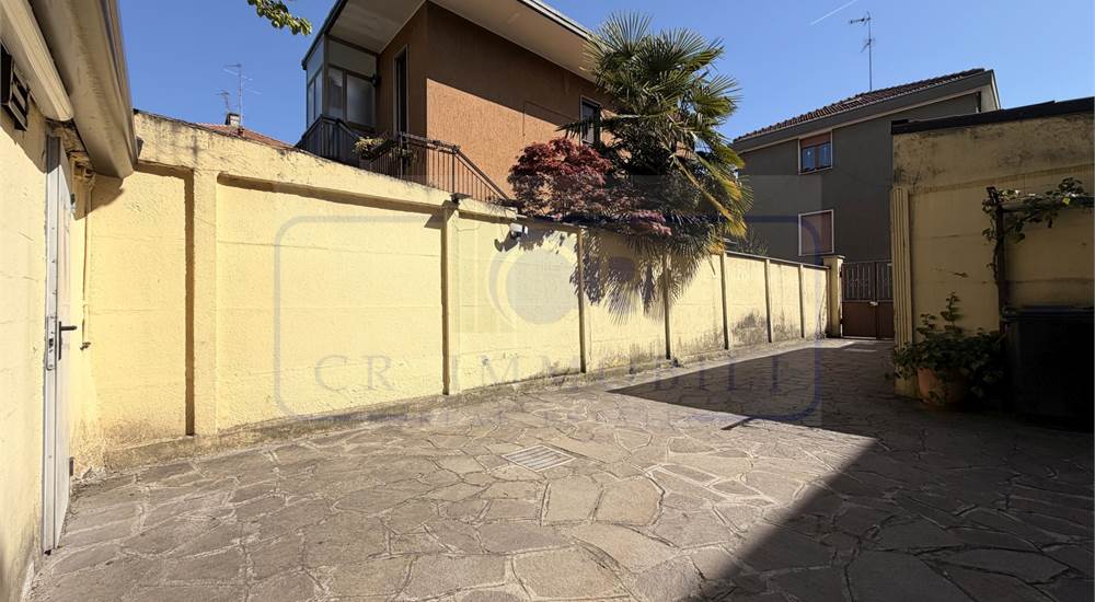 NEGOZIO CON BAR TAVOLA FREDDA