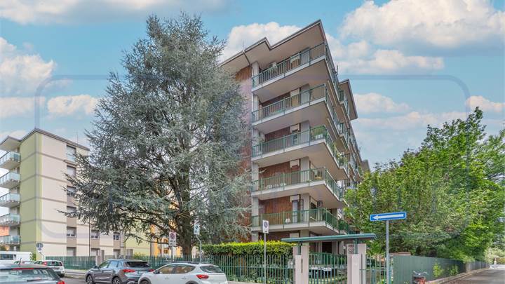 NUDA PROPRIETA' AMPIO TRE LOCALI CON BOX E CANTINA